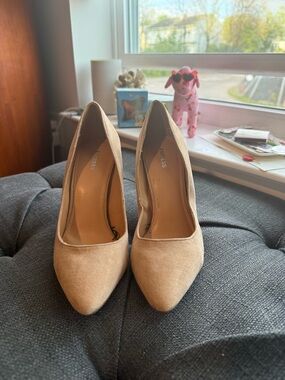Express Women's Beige Suede Pointed-Toe Pumps